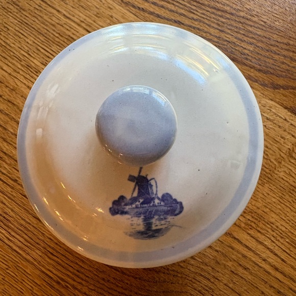 Blue and white Ceramic jar with windmill design - Picture 2 of 6